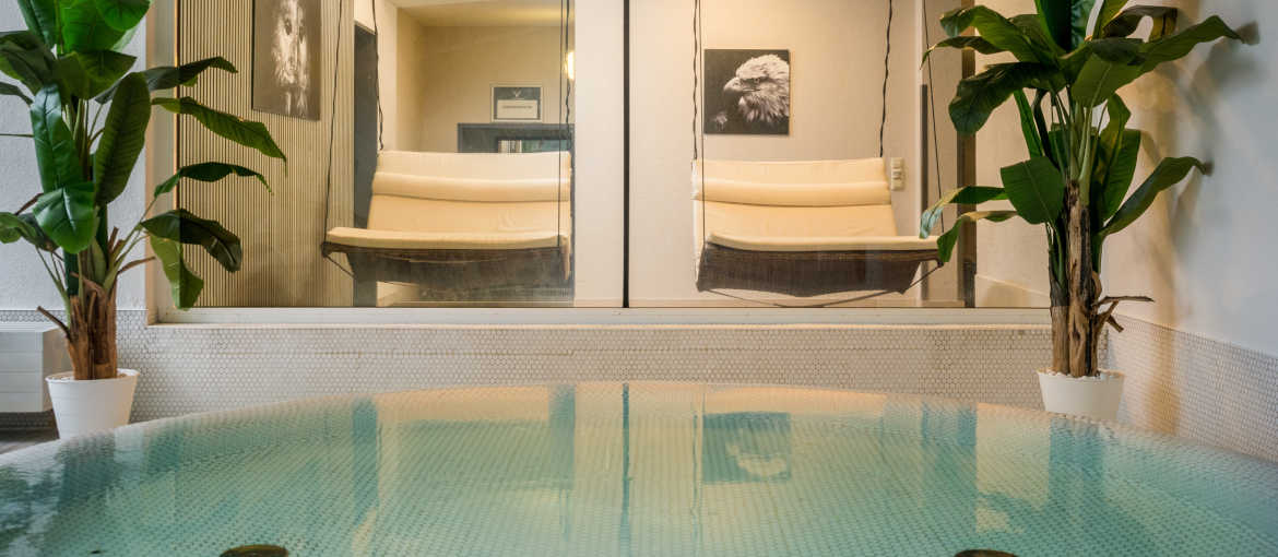 Wellnesshotel für Ruhe und Erholung. Bild mit Ruhebecken und Hängeliegen im Hintergrund